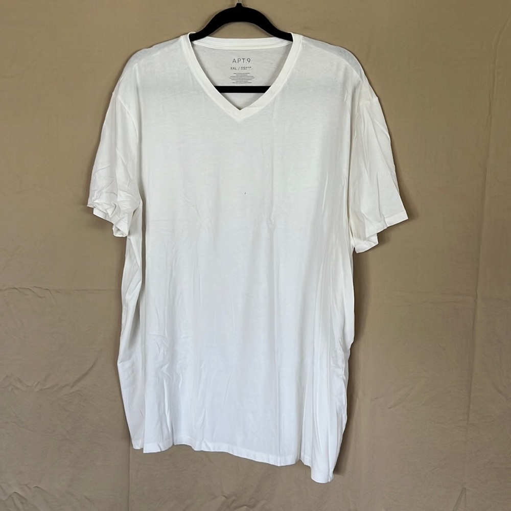 Apt 9 white V-neck T-shirt, like new, size XXL